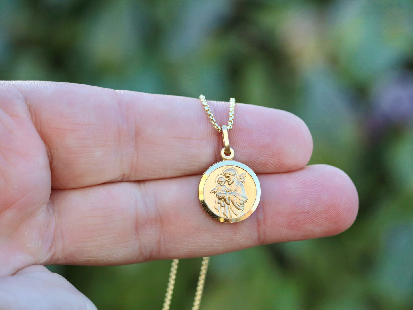 Hermosa medalla de San José y el Niño Jesús chapada en oro de plata de ley de 15 mm - Colgante detallado de mujer católica, protector de la Sagrada Familia