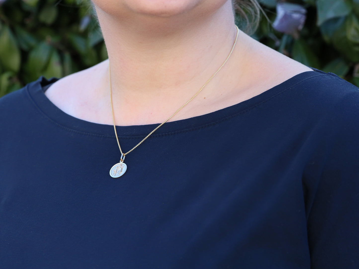 Hermosa medalla de San José y el Niño Jesús chapada en oro de plata de ley de 15 mm - Colgante detallado de mujer católica, protector de la Sagrada Familia