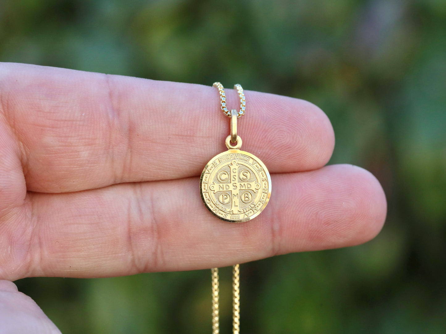 Colgante de medalla redonda chapada en oro de plata de ley de San Benito - 15 mm - Impresionante textura satinada y borde de corte de diamante