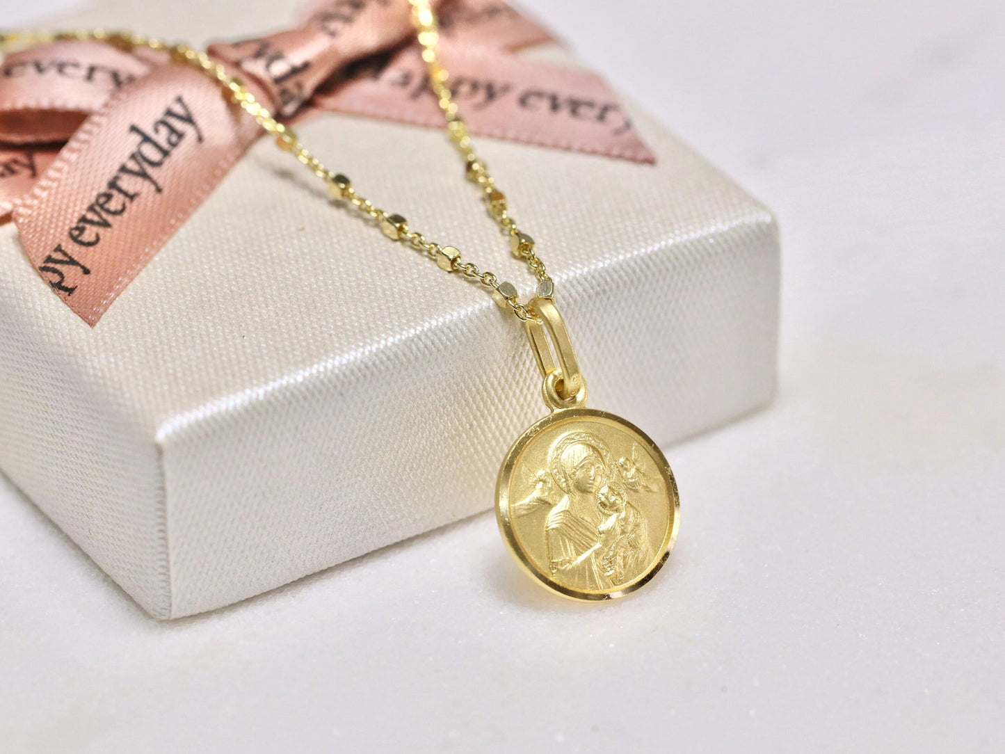 Medalla de Plata de Ley de Nuestra Señora del Perpetuo Socorro - Tamaño de 13 mm con longitudes de cadena opcionales disponibles, medalla de Nuestra Señora chapada en oro