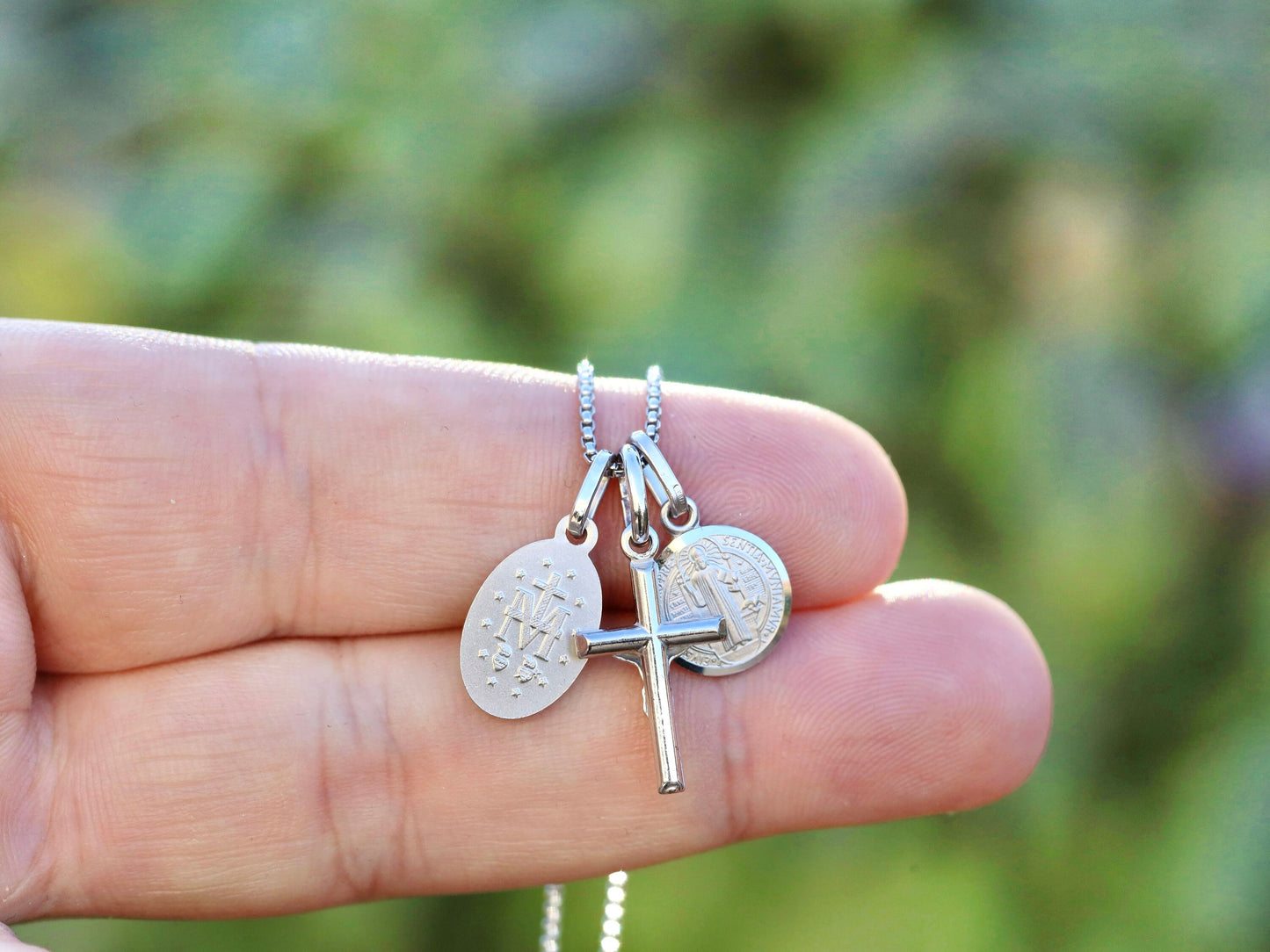 Collar de mujer católica con San Benito, medalla milagrosa y crucifijo, detalle impresionante, elija cadena de 18 o 20 pulgadas, delicado y en miniatura