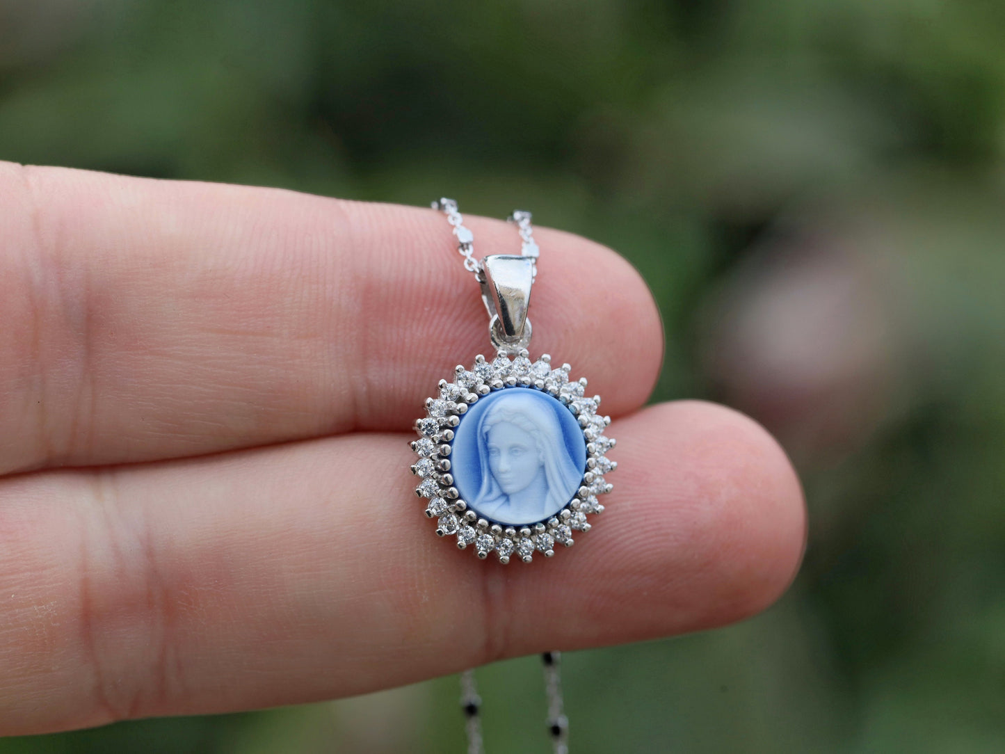 Medalla de plata de ley estilo camafeo Virgen María con baño de rodio - Impresionante colgante católico con piedras de circonio cúbico transparente para mujer