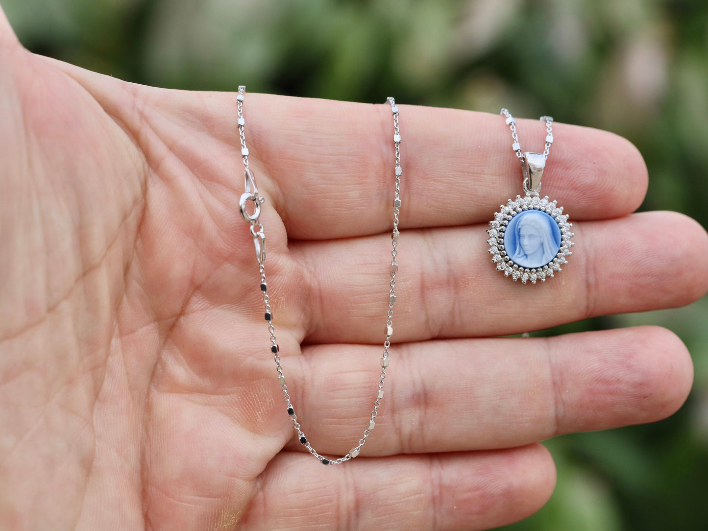 Medalla de plata de ley estilo camafeo Virgen María con baño de rodio - Impresionante colgante católico con piedras de circonio cúbico transparente para mujer