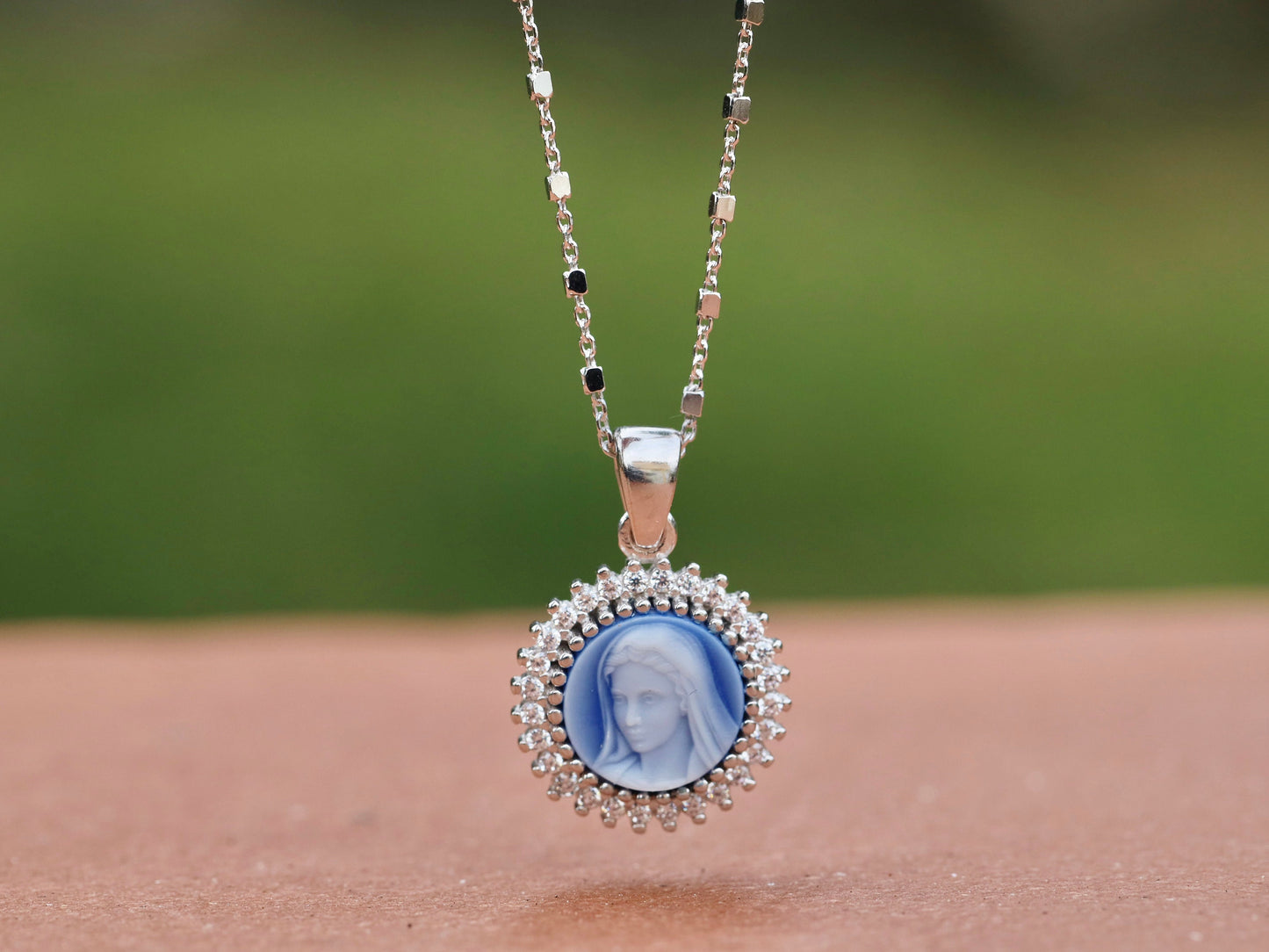 Medalla de plata de ley estilo camafeo Virgen María con baño de rodio - Impresionante colgante católico con piedras de circonio cúbico transparente para mujer