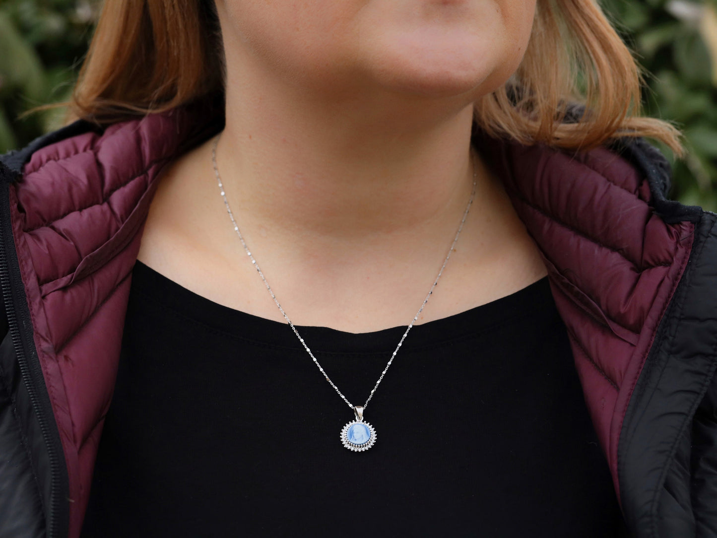 Medalla de plata de ley estilo camafeo Virgen María con baño de rodio - Impresionante colgante católico con piedras de circonio cúbico transparente para mujer