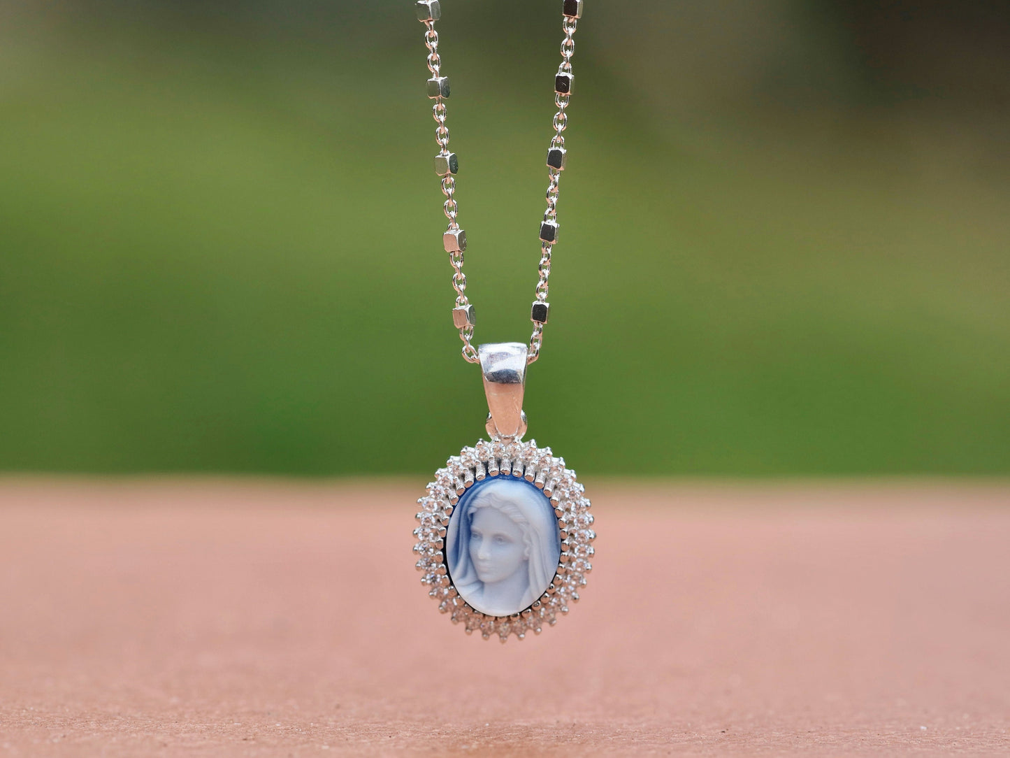 Impresionante colgante de la Virgen María de plata de ley con opción de cadena de corte de diamante: exquisito regalo del día de la fiesta católica para ella