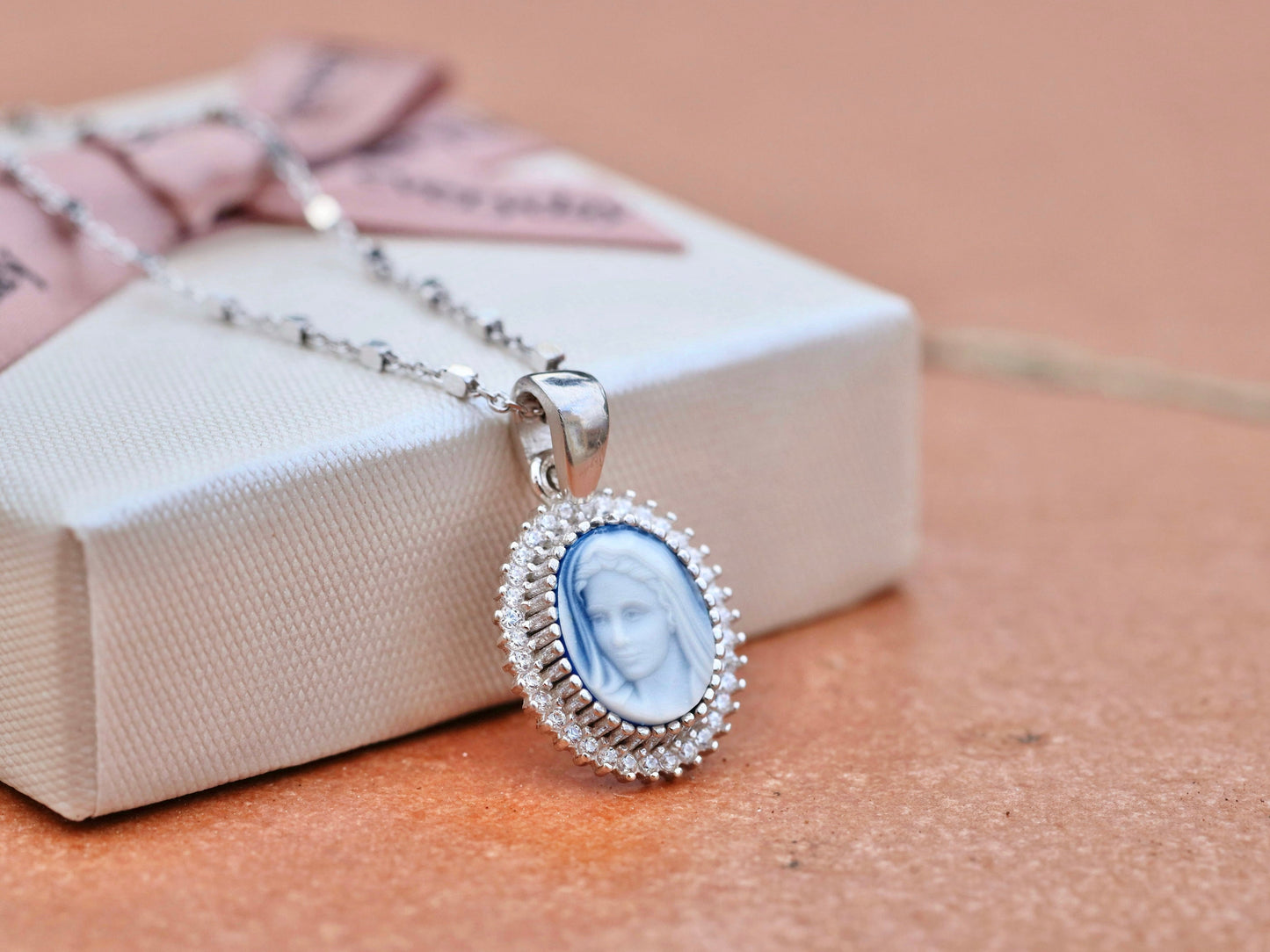 Impresionante colgante de la Virgen María de plata de ley con opción de cadena de corte de diamante: exquisito regalo del día de la fiesta católica para ella