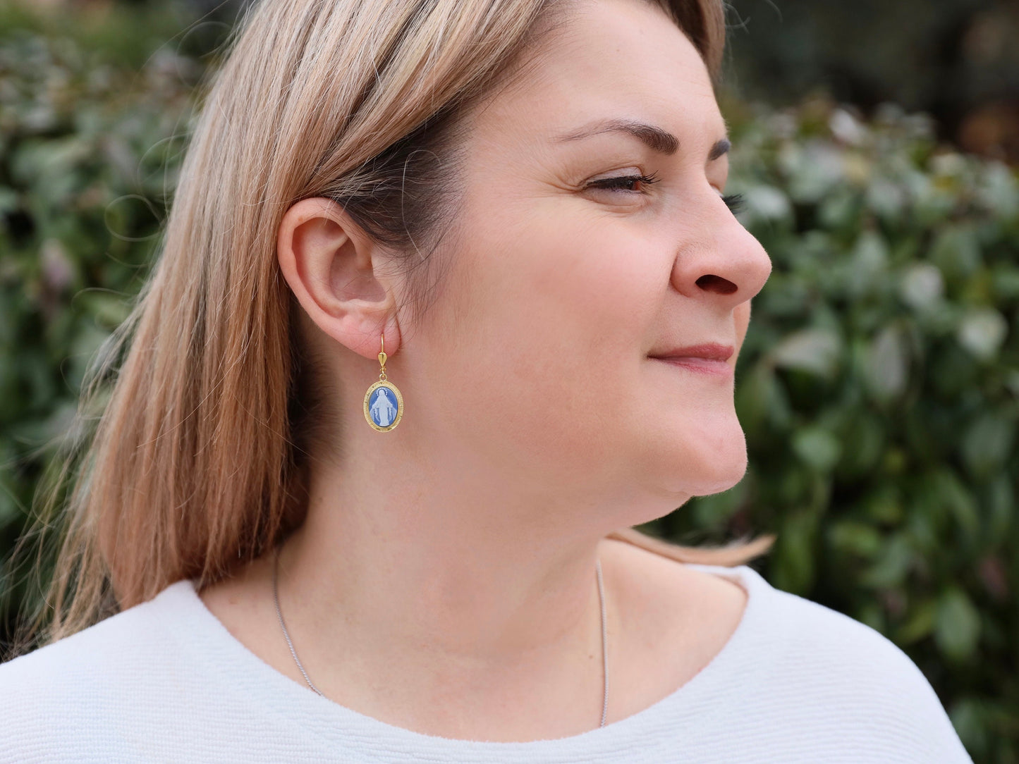 Pendientes de Medalla Milagrosa en Idioma Francés, Pendientes chapados en oro de plata de ley con Nuestra Señora, Regalo perfecto para mujer católica,