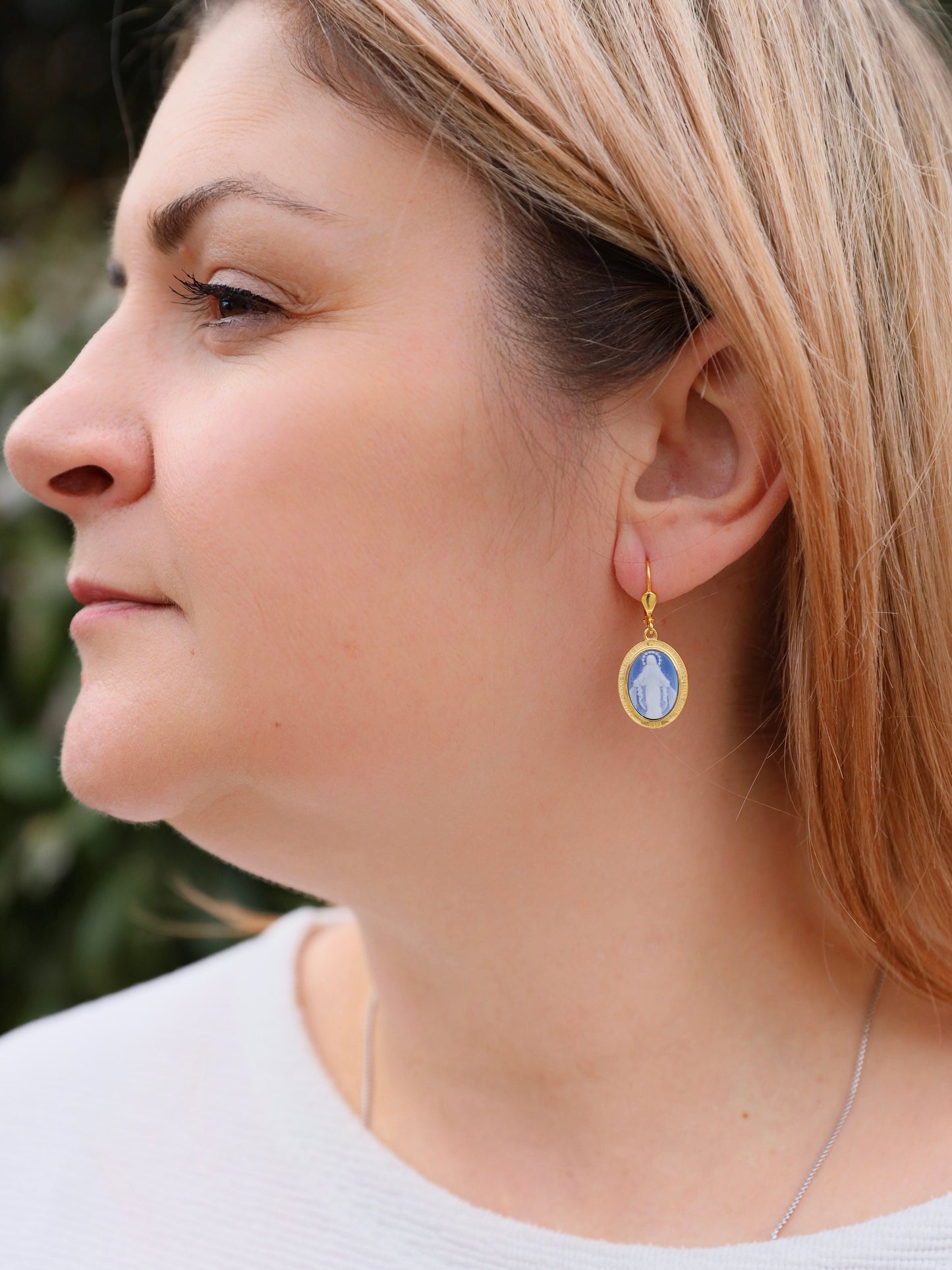 Pendientes de Medalla Milagrosa en Idioma Francés, Pendientes chapados en oro de plata de ley con Nuestra Señora, Regalo perfecto para mujer católica,