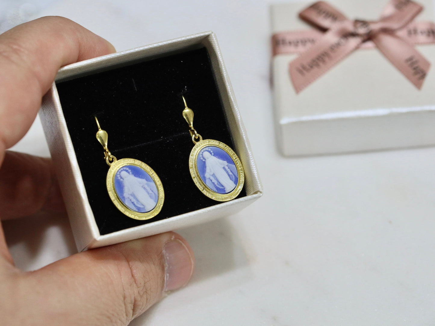 Pendientes de Medalla Milagrosa en Idioma Francés, Pendientes chapados en oro de plata de ley con Nuestra Señora, Regalo perfecto para mujer católica,