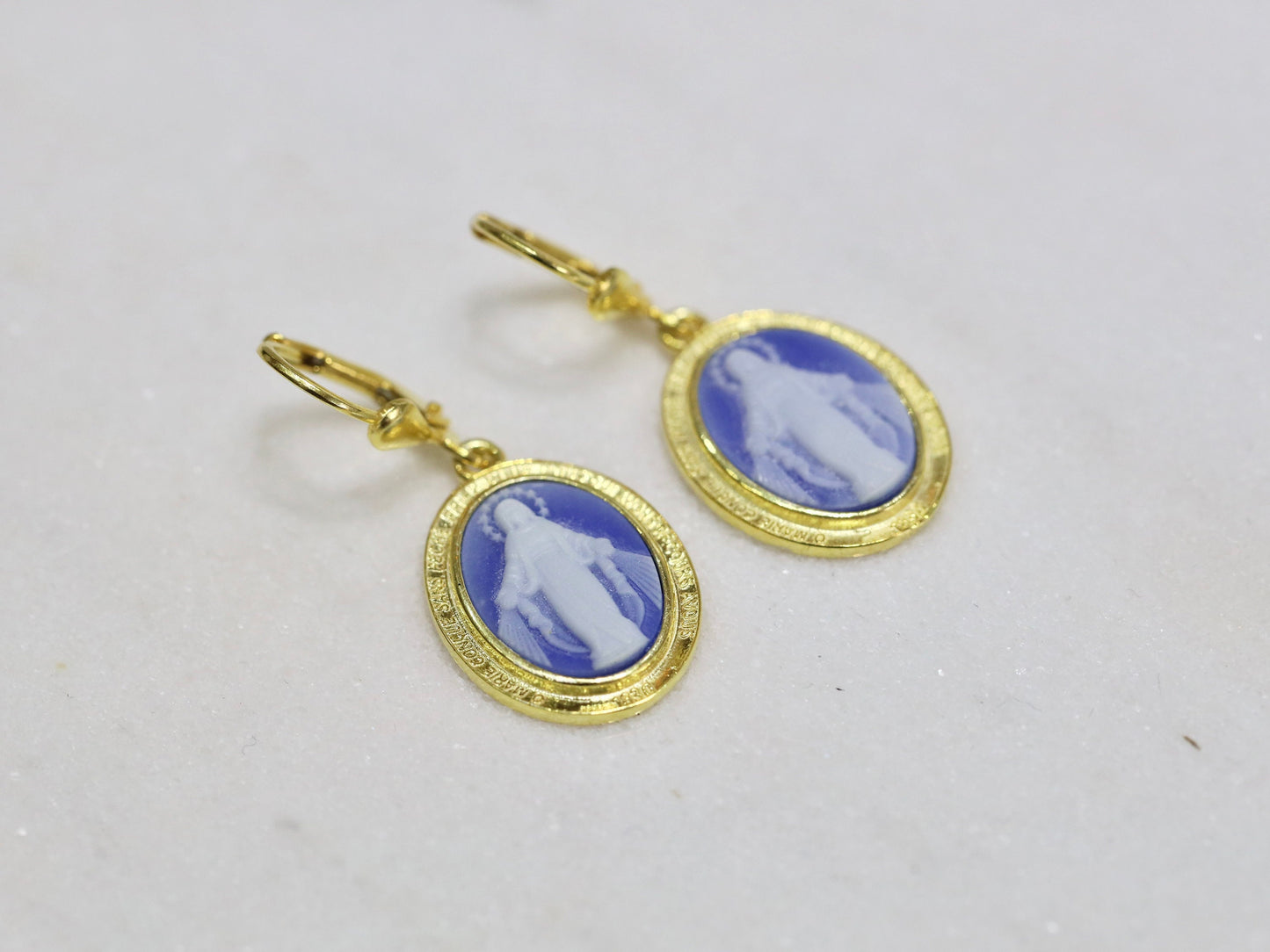 Pendientes de Medalla Milagrosa en Idioma Francés, Pendientes chapados en oro de plata de ley con Nuestra Señora, Regalo perfecto para mujer católica,