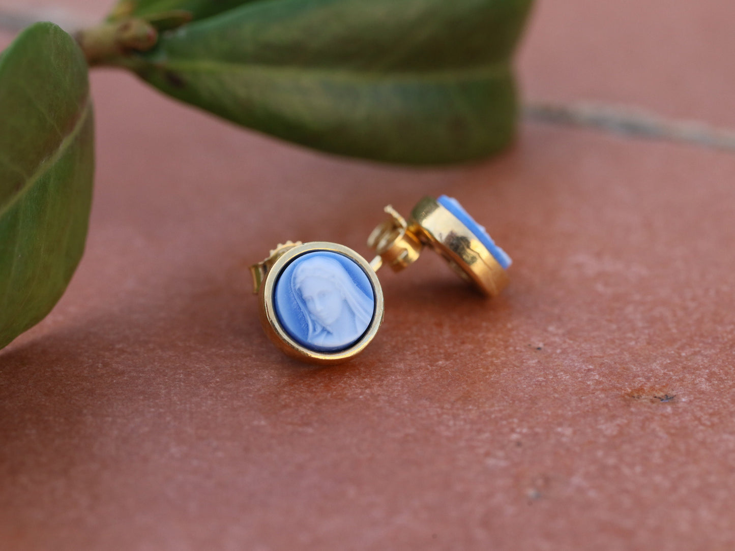 Pendientes en miniatura de la Virgen María de plata de ley - Joyería católica para comunión, cumpleaños y Navidad, pendientes cameo de la Virgen María