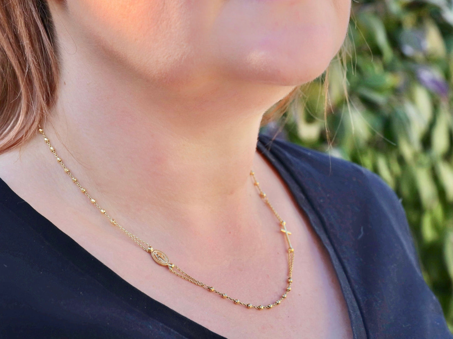Collar de rosario minimalista hecho a mano con medalla milagrosa y cruz - Elegante joyería católica para mujer, plata de ley 925 chapada en oro