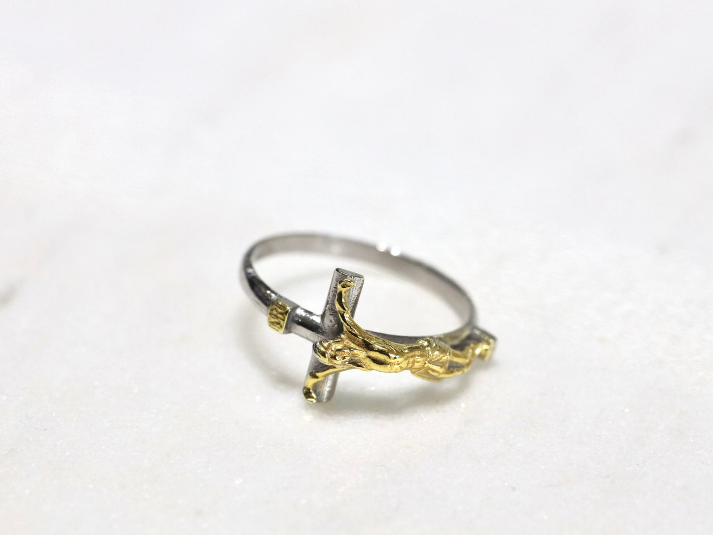 Anillo Jesús INRI de Plata 925 | Chapado en oro y rodio que no se deslustra | Regalo católico para hombres o mujeres.