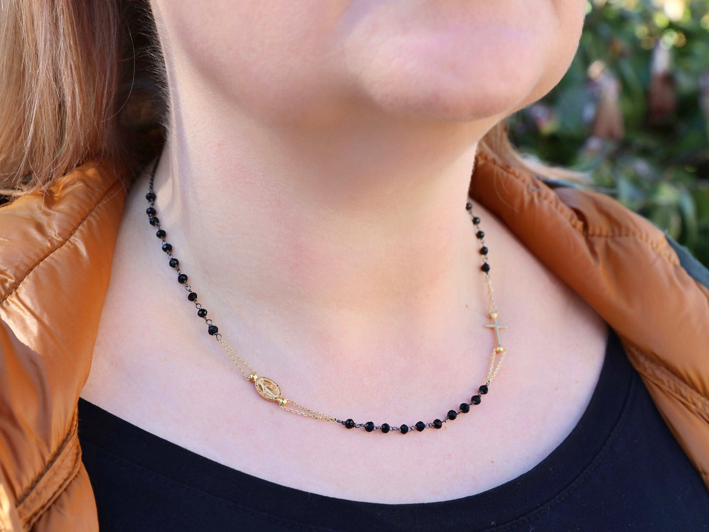 Delicado collar de rosario de 3 décadas con cruz chapada en oro y medalla milagrosa, collar de rosario redondo para mujer, collar de rosario de ónix negro
