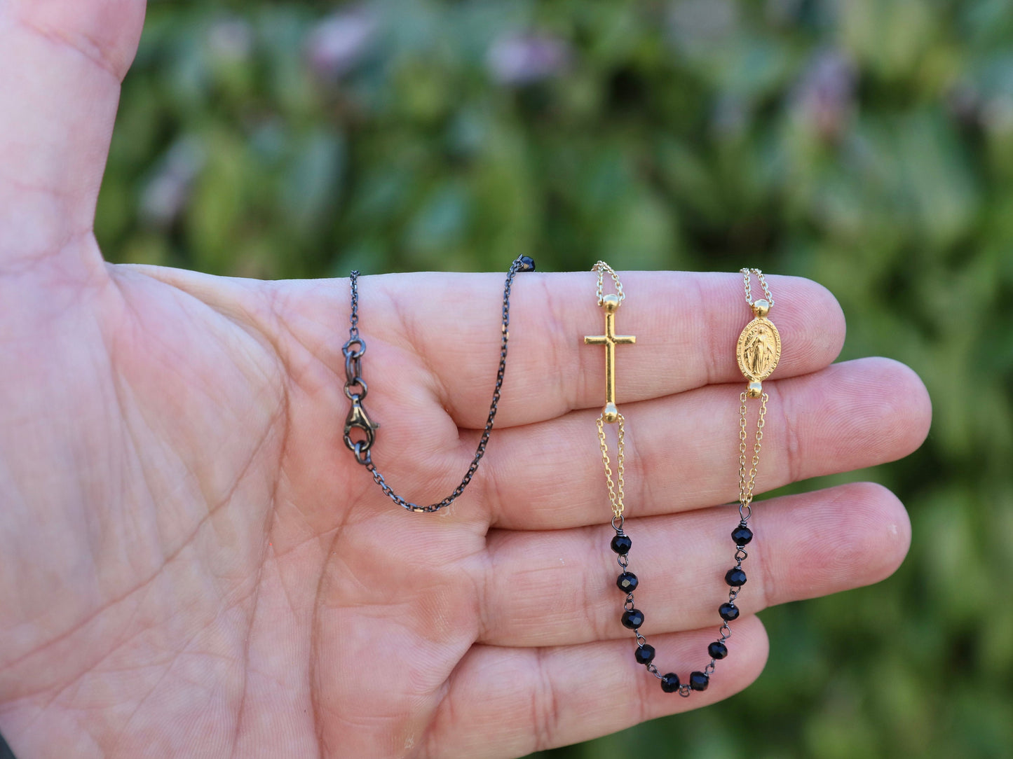 Delicado collar de rosario de 3 décadas con cruz chapada en oro y medalla milagrosa, collar de rosario redondo para mujer, collar de rosario de ónix negro