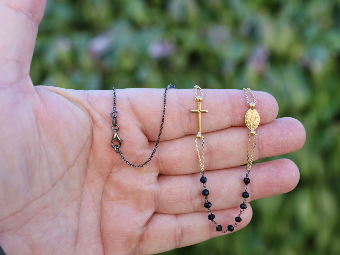 Delicado collar de rosario de 3 décadas con cruz chapada en oro y medalla milagrosa, collar de rosario redondo para mujer, collar de rosario de ónix negro