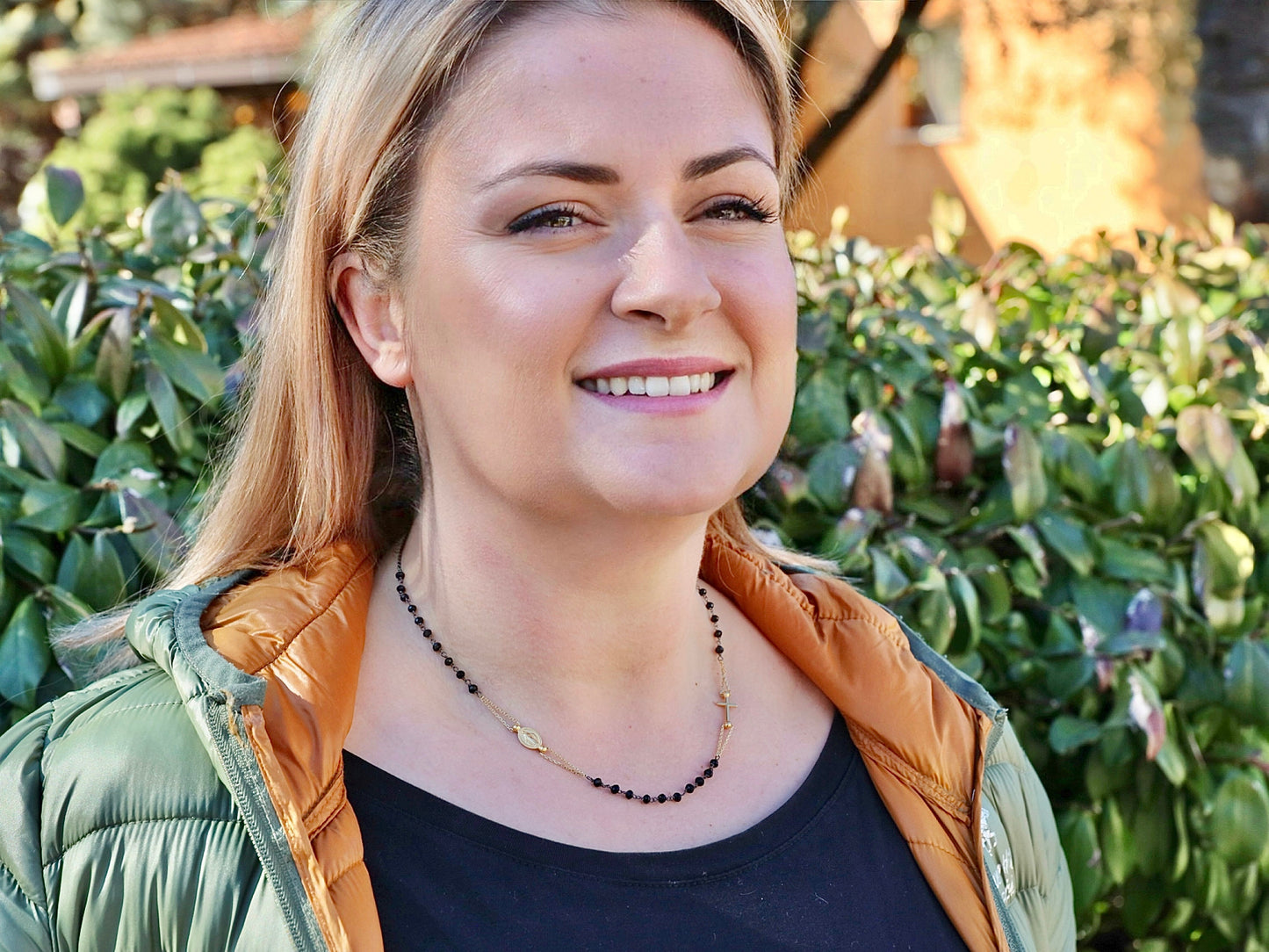 Delicado collar de rosario de 3 décadas con cruz chapada en oro y medalla milagrosa, collar de rosario redondo para mujer, collar de rosario de ónix negro