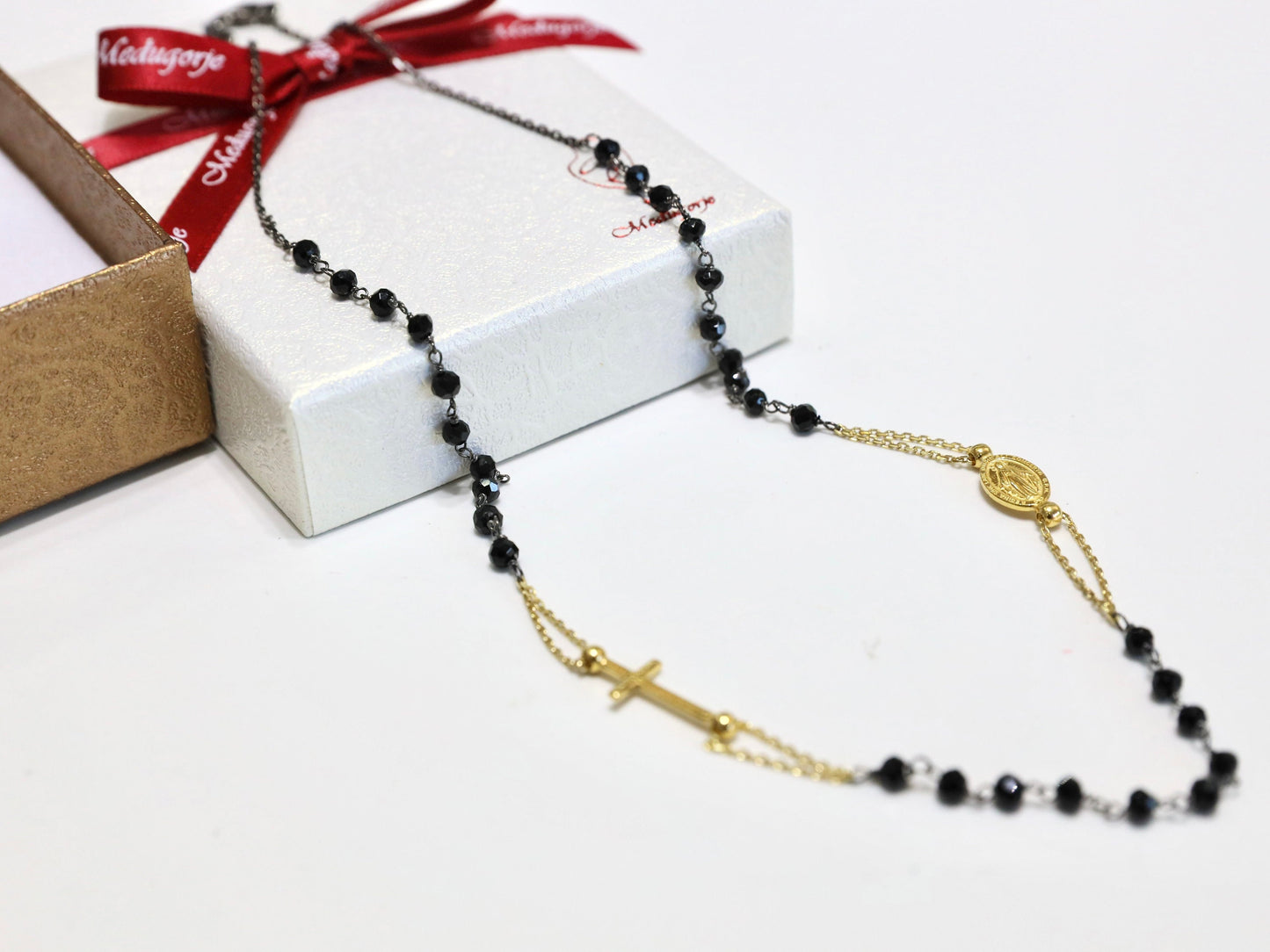 Delicado collar de rosario de 3 décadas con cruz chapada en oro y medalla milagrosa, collar de rosario redondo para mujer, collar de rosario de ónix negro