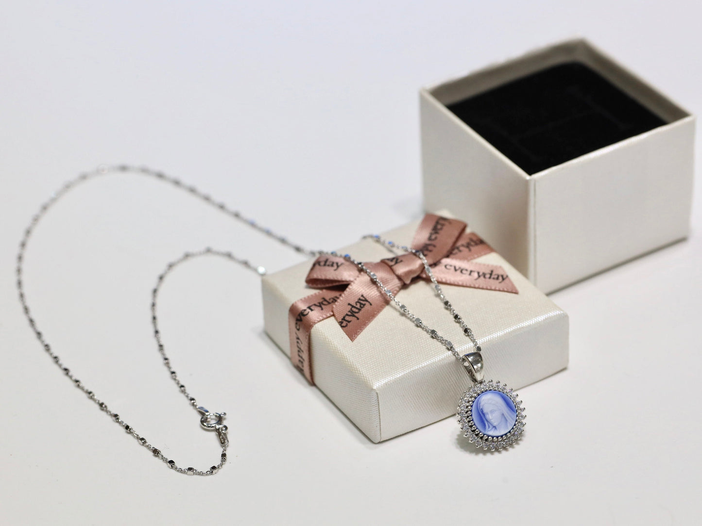 Medalla de plata de ley estilo camafeo Virgen María con baño de rodio - Impresionante colgante católico con piedras de circonio cúbico transparente para mujer