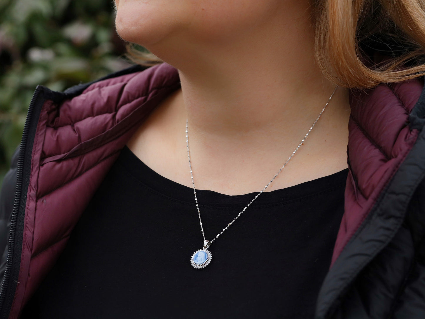 Medalla de plata de ley estilo camafeo Virgen María con baño de rodio - Impresionante colgante católico con piedras de circonio cúbico transparente para mujer
