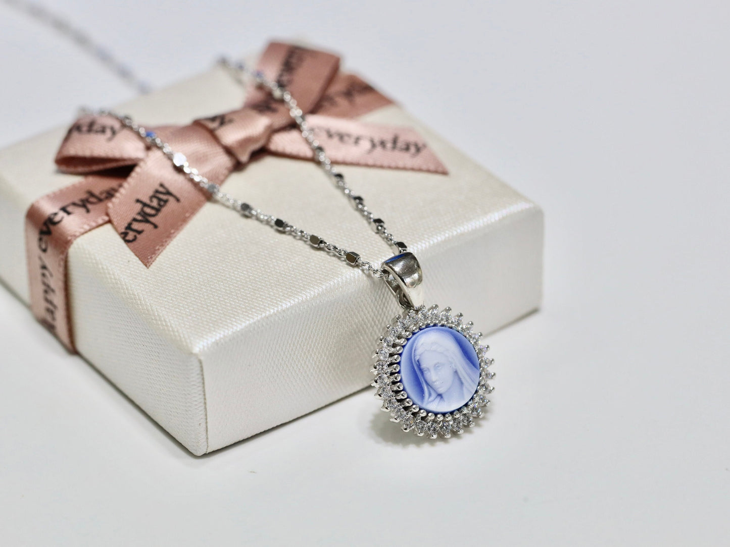Medalla de plata de ley estilo camafeo Virgen María con baño de rodio - Impresionante colgante católico con piedras de circonio cúbico transparente para mujer