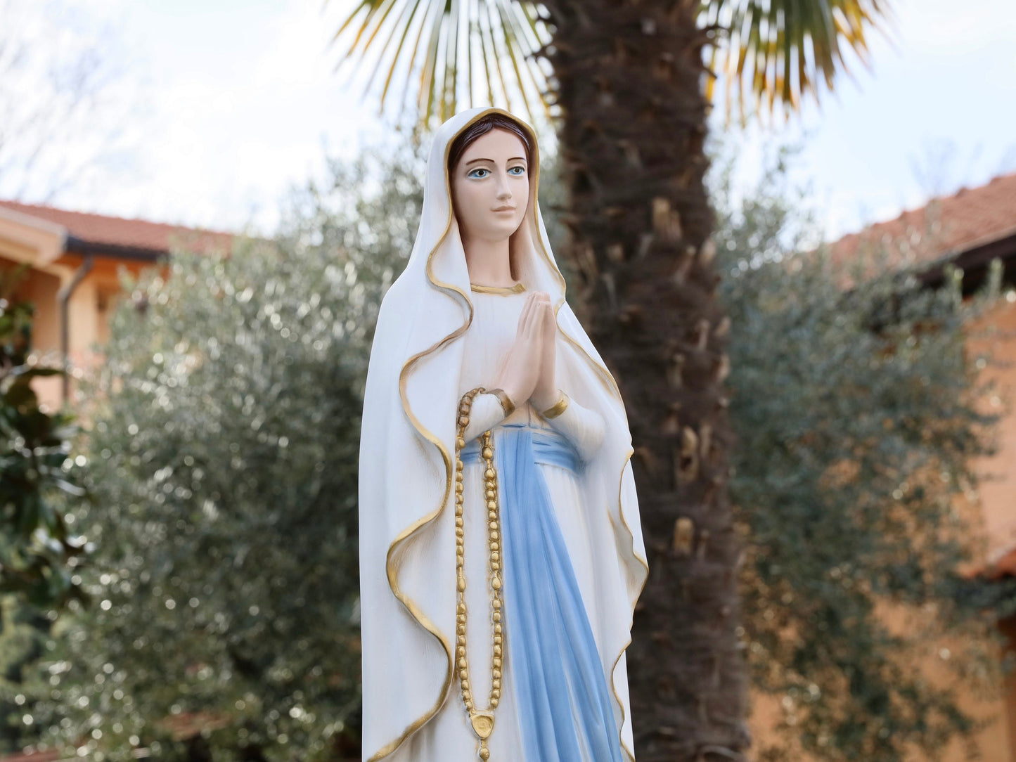 Hermosa estatua de la Virgen María de Lourdes en polvo de mármol de 80 cm para el altar del hogar - Resistente al agua e ideal para exteriores, estatua de 31,5 pulgadas