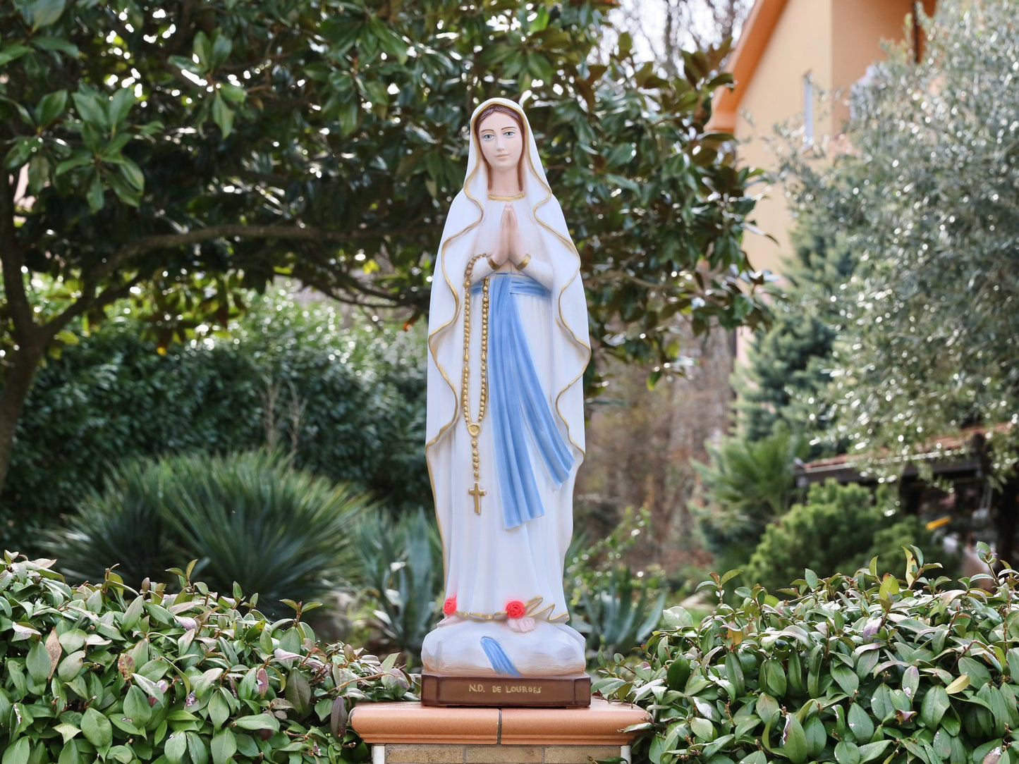 Hermosa estatua de la Virgen María de Lourdes en polvo de mármol de 80 cm para el altar del hogar - Resistente al agua e ideal para exteriores, estatua de 31,5 pulgadas