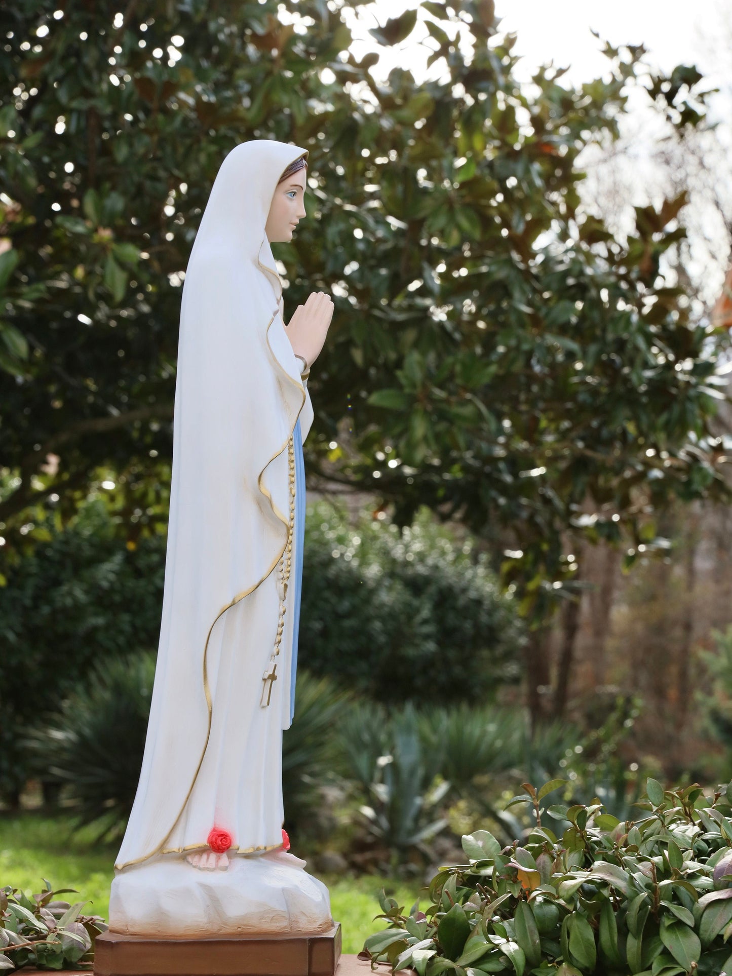 Hermosa estatua de la Virgen María de Lourdes en polvo de mármol de 80 cm para el altar del hogar - Resistente al agua e ideal para exteriores, estatua de 31,5 pulgadas