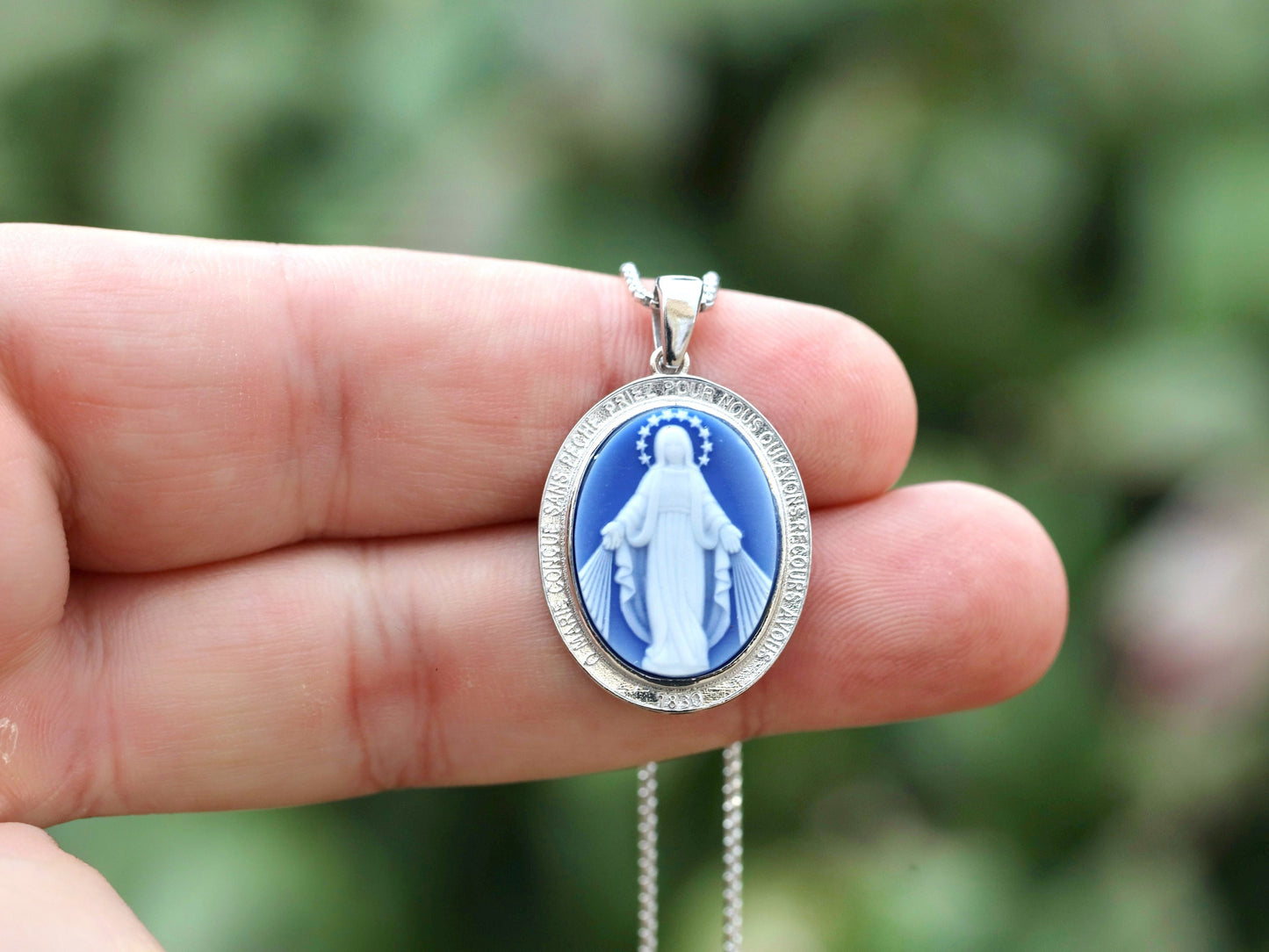 Medalla Milagrosa estilo cameo de tamaño mediano, medalla de cameo azul de plata de ley 925, Medalla Milagrosa rodiada de 28 x 20 para mujeres católicas
