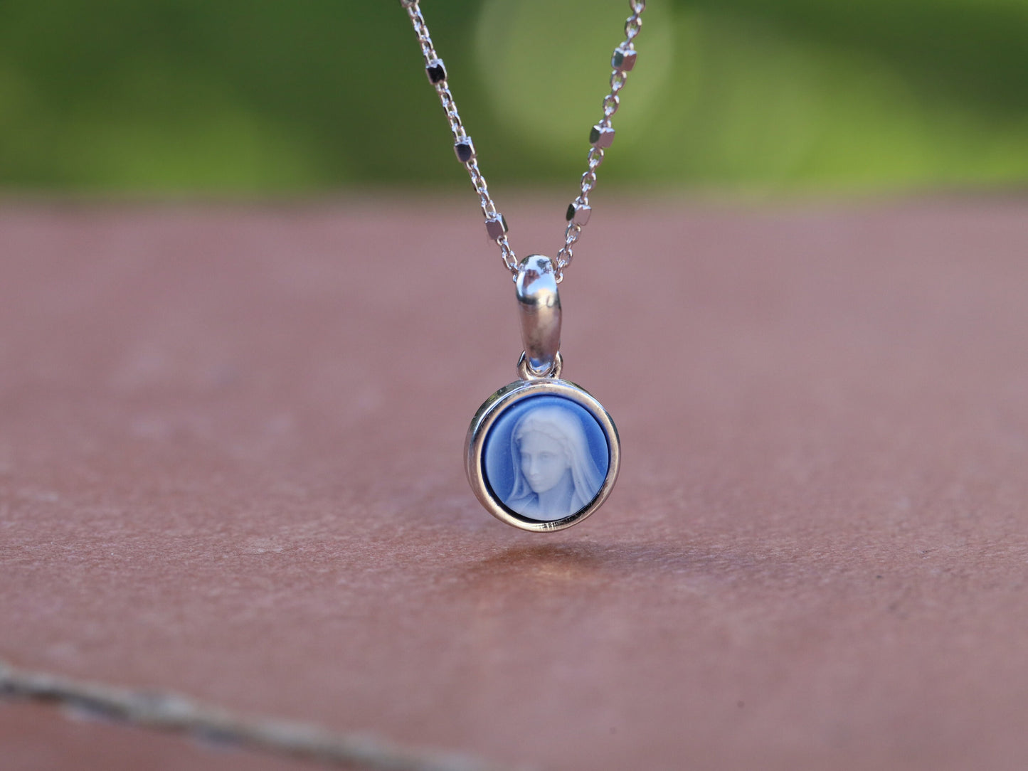 Pequeño colgante de la Virgen María estilo cameo, pequeño colgante de cameo de 8 mm de Nuestra Señora, plata de primera ley rodiada 925 medalla azul Reina de la Paz