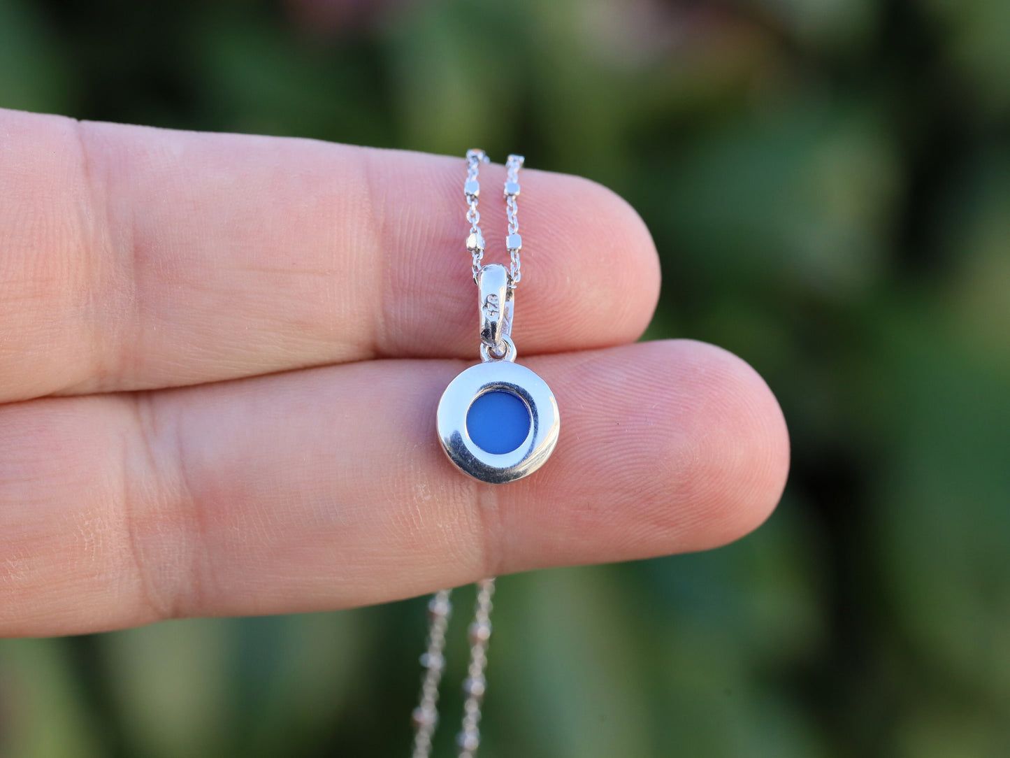 Pequeño colgante de la Virgen María estilo cameo, pequeño colgante de cameo de 8 mm de Nuestra Señora, plata de primera ley rodiada 925 medalla azul Reina de la Paz
