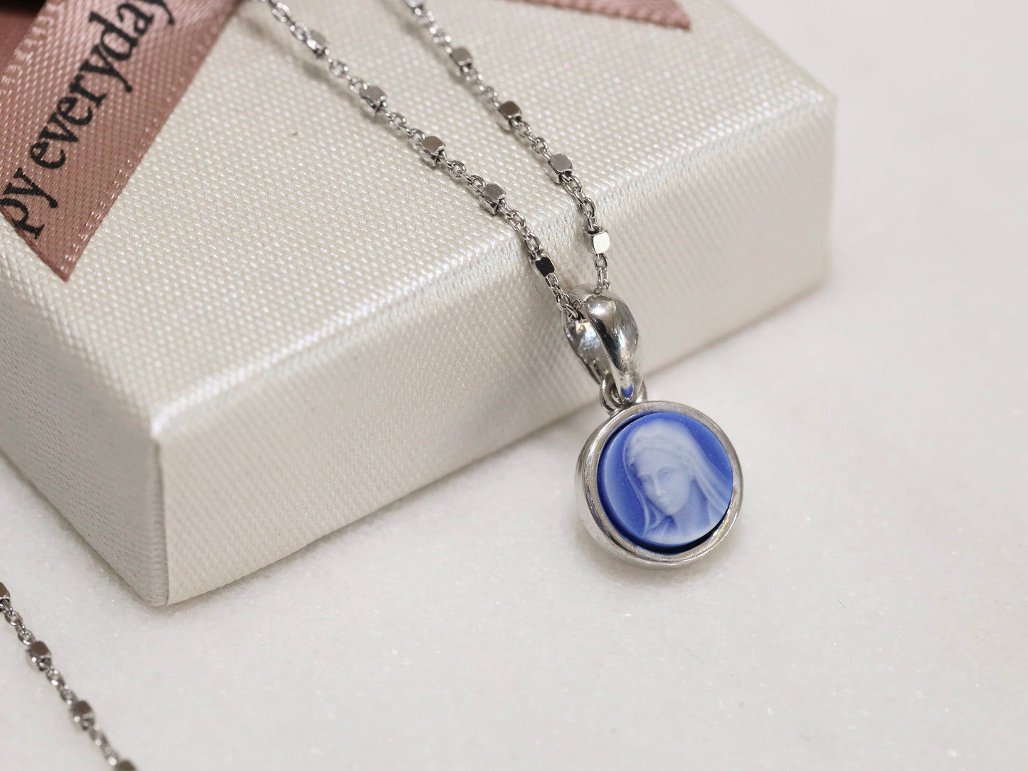 Pequeño colgante de la Virgen María estilo cameo, pequeño colgante de cameo de 8 mm de Nuestra Señora, plata de primera ley rodiada 925 medalla azul Reina de la Paz