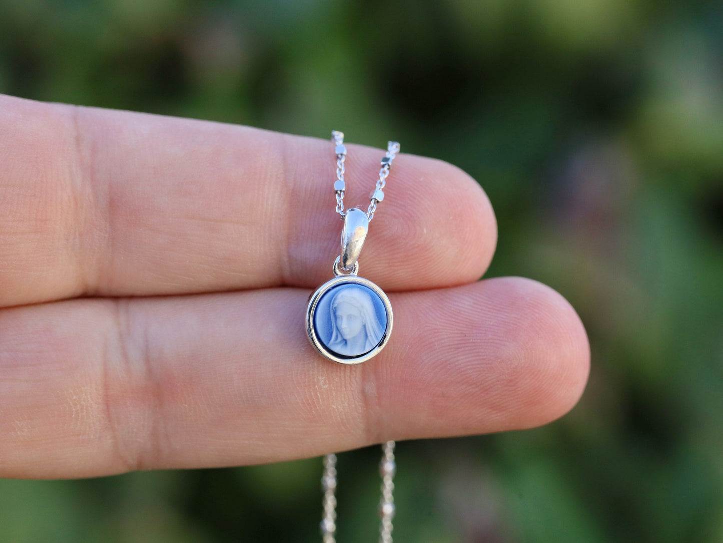 Pequeño colgante de la Virgen María estilo cameo, pequeño colgante de cameo de 8 mm de Nuestra Señora, plata de primera ley rodiada 925 medalla azul Reina de la Paz