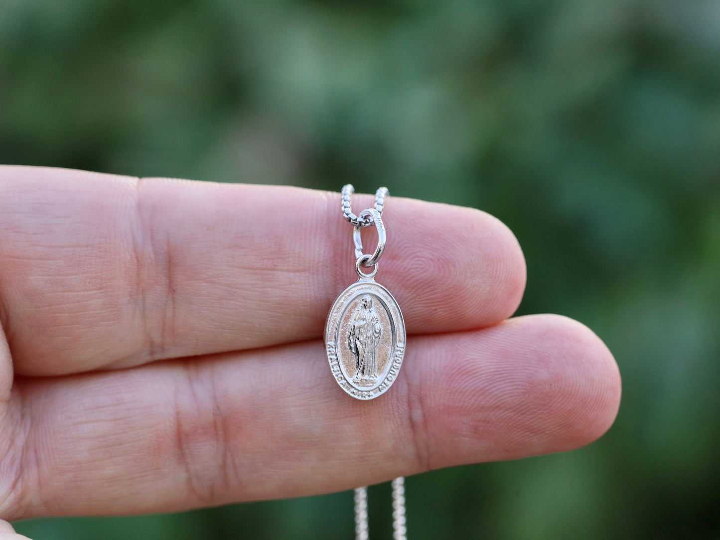 Medalla de la Reina de la Paz de plata de primera ley, pequeño colgante de Medjugorje, encanto de la Virgen María para mujeres católicas, Encanto de Nuestra Señora de 15 x 10 mm