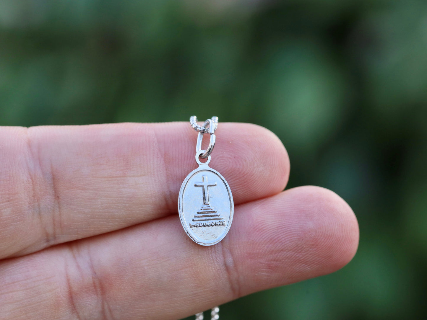 Medalla de la Reina de la Paz de plata de primera ley, pequeño colgante de Medjugorje, encanto de la Virgen María para mujeres católicas, Encanto de Nuestra Señora de 15 x 10 mm