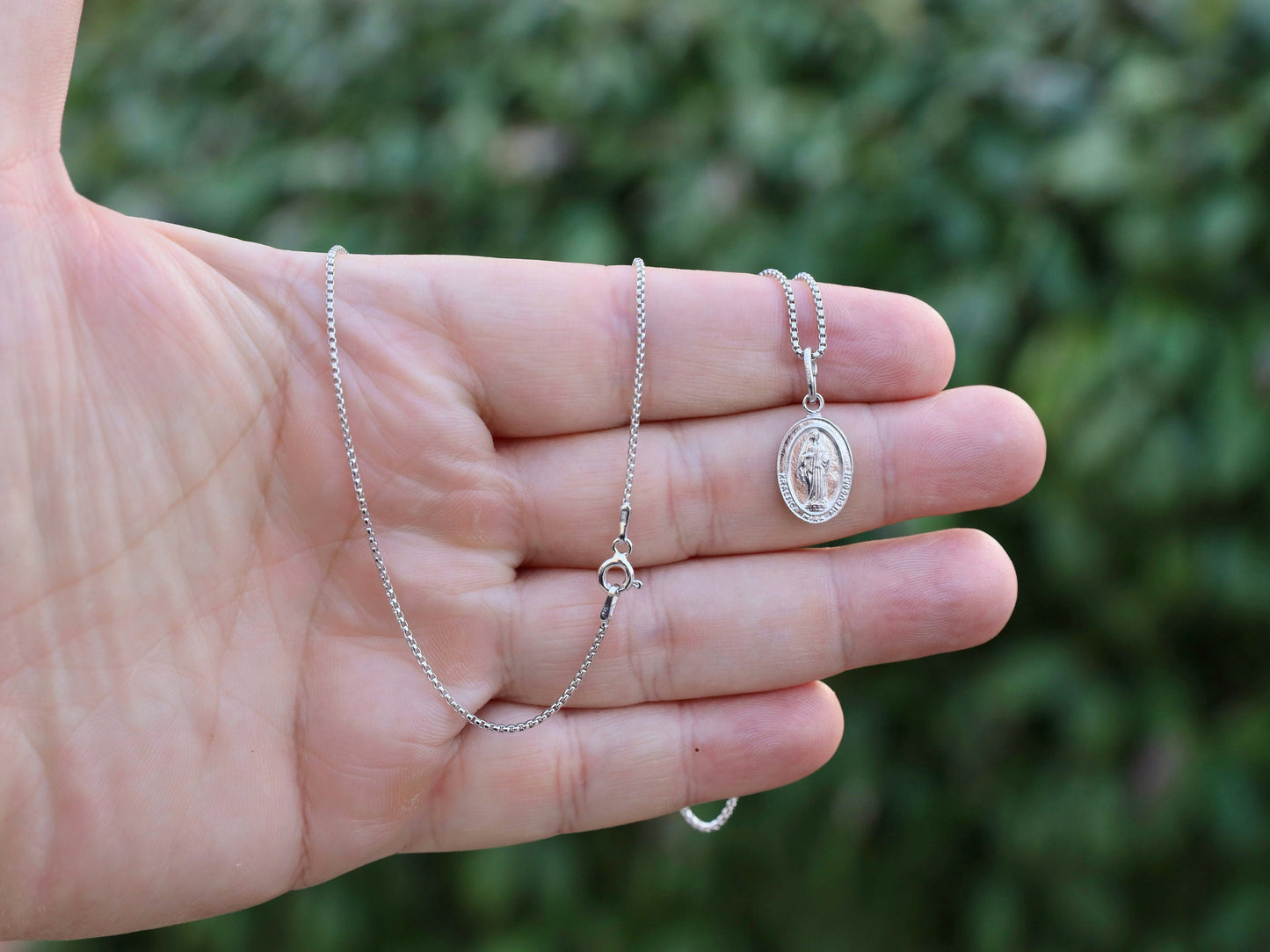 Medalla de la Reina de la Paz de plata de primera ley, pequeño colgante de Medjugorje, encanto de la Virgen María para mujeres católicas, Encanto de Nuestra Señora de 15 x 10 mm