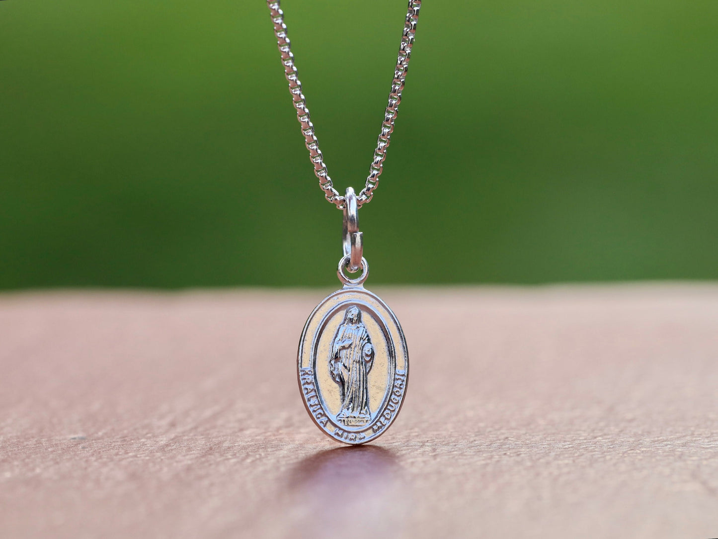 Medalla de la Reina de la Paz de plata de primera ley, pequeño colgante de Medjugorje, encanto de la Virgen María para mujeres católicas, Encanto de Nuestra Señora de 15 x 10 mm