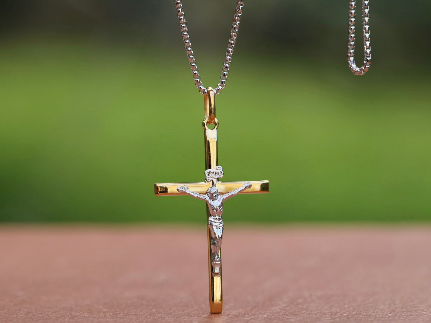 Crucifijo de plata de primera ley para mujer católica, crucifijo elegante y delicado de tamaño mediano, collar de crucifijo católico pulido chapado en oro de 18 kt