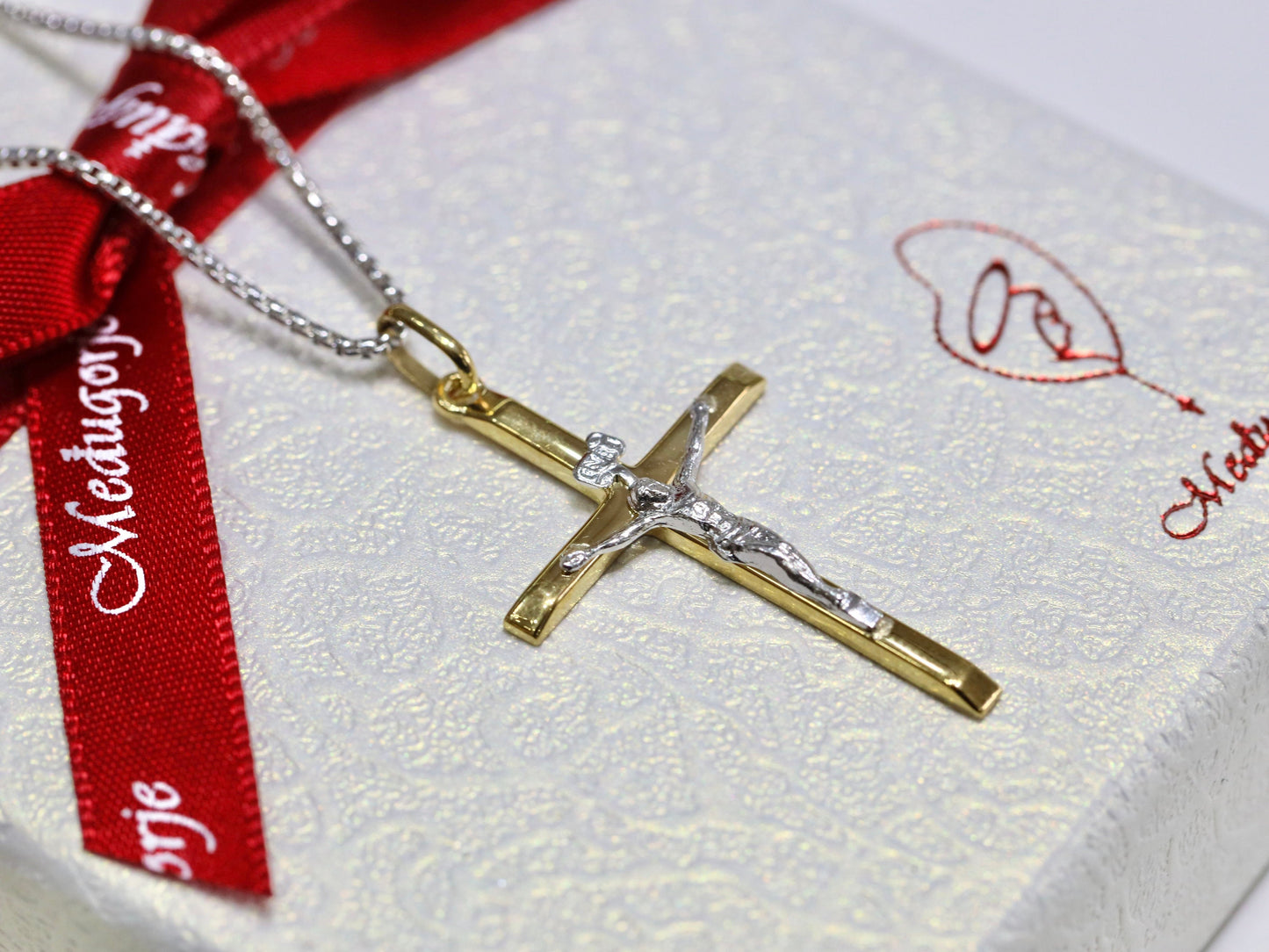 Crucifijo de plata de primera ley para mujer católica, crucifijo elegante y delicado de tamaño mediano, collar de crucifijo católico pulido chapado en oro de 18 kt