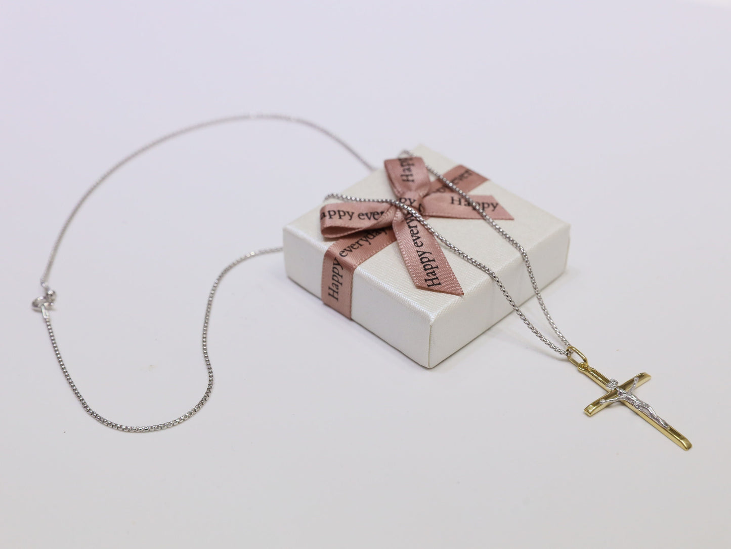 Crucifijo de plata de primera ley para mujer católica, crucifijo elegante y delicado de tamaño mediano, collar de crucifijo católico pulido chapado en oro de 18 kt