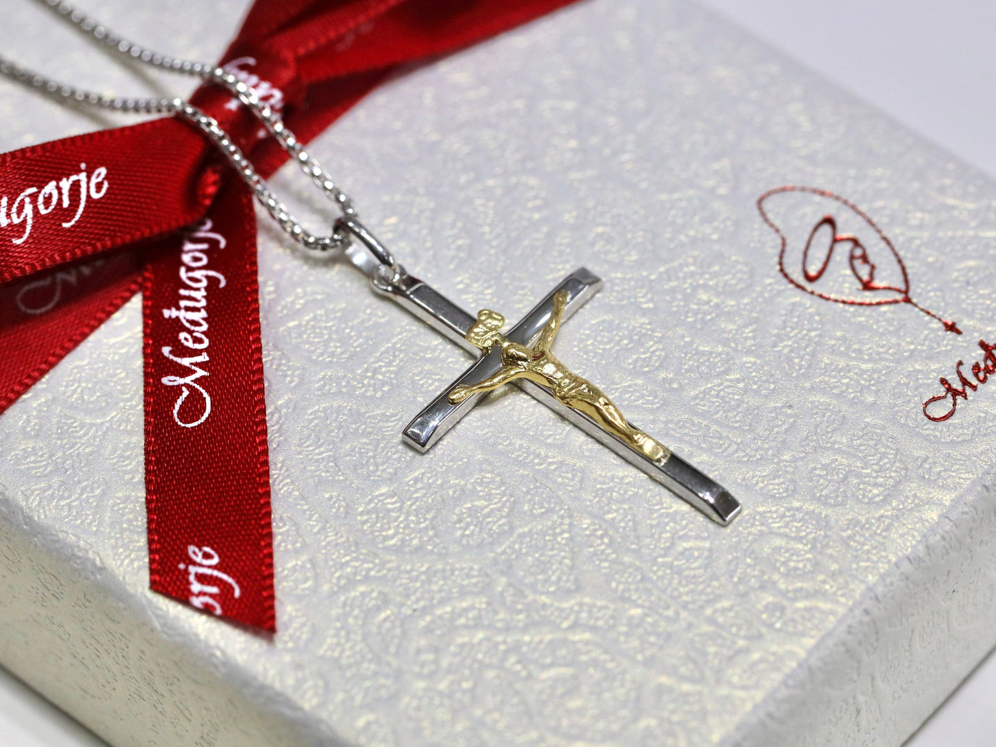 Crucifijo de plata de primera ley para mujer católica, crucifijo elegante y delicado de tamaño mediano, collar de crucifijo católico pulido chapado en oro de 18 kt