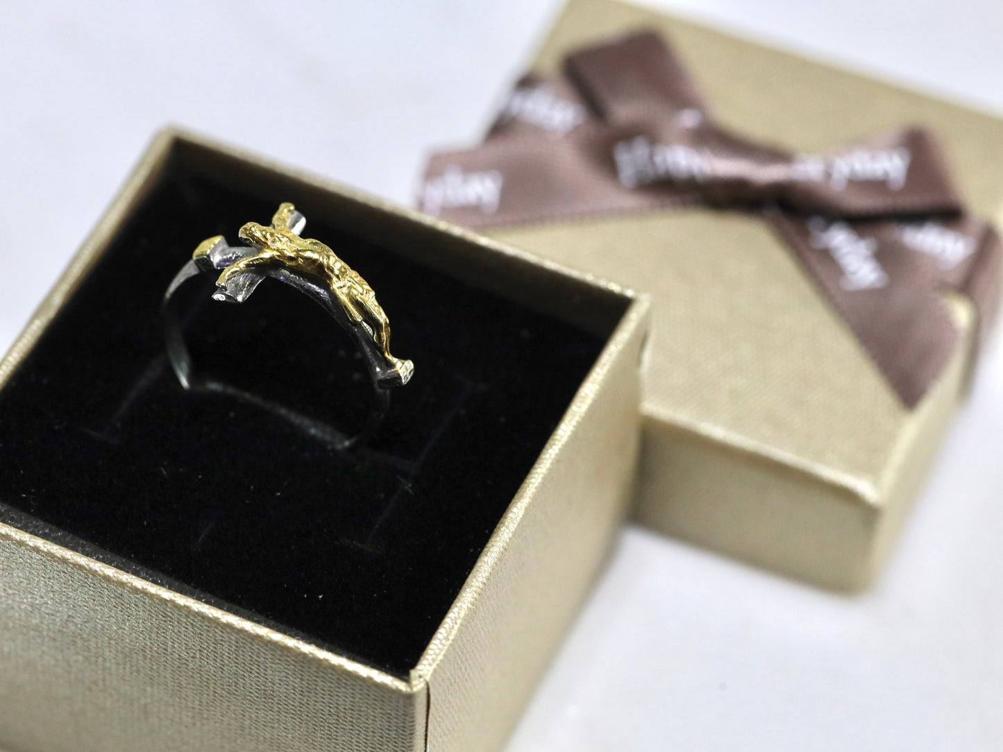 Anillo Jesús INRI de Plata 925 | Chapado en oro y rodio que no se deslustra | Regalo católico para hombres o mujeres.