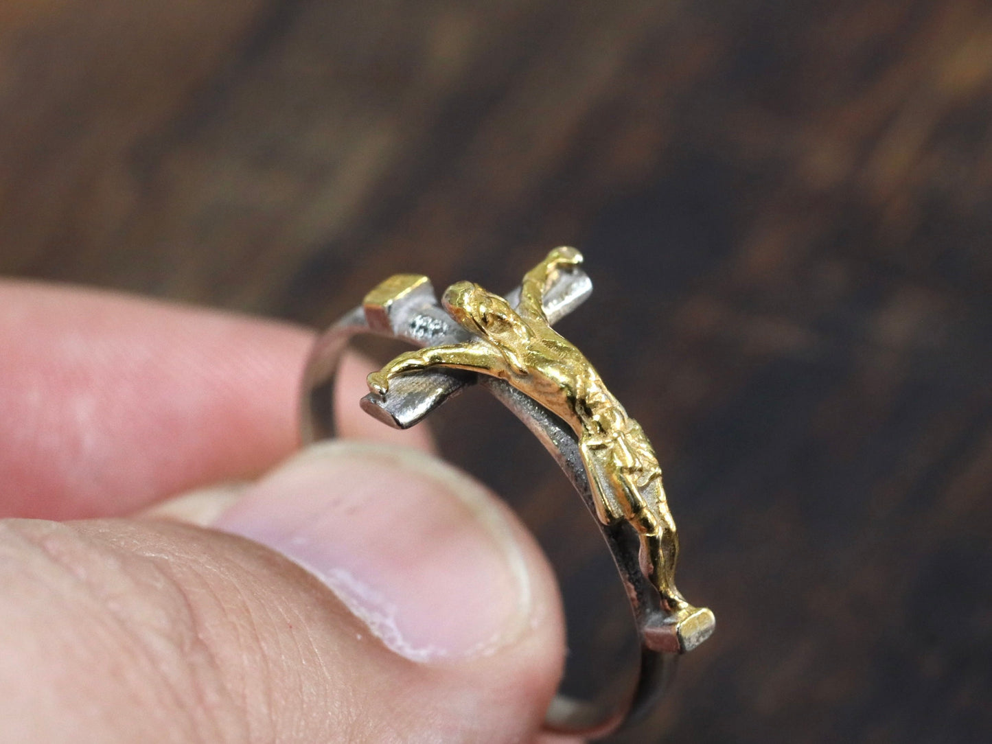 Anillo Jesús INRI de Plata 925 | Chapado en oro y rodio que no se deslustra | Regalo católico para hombres o mujeres.