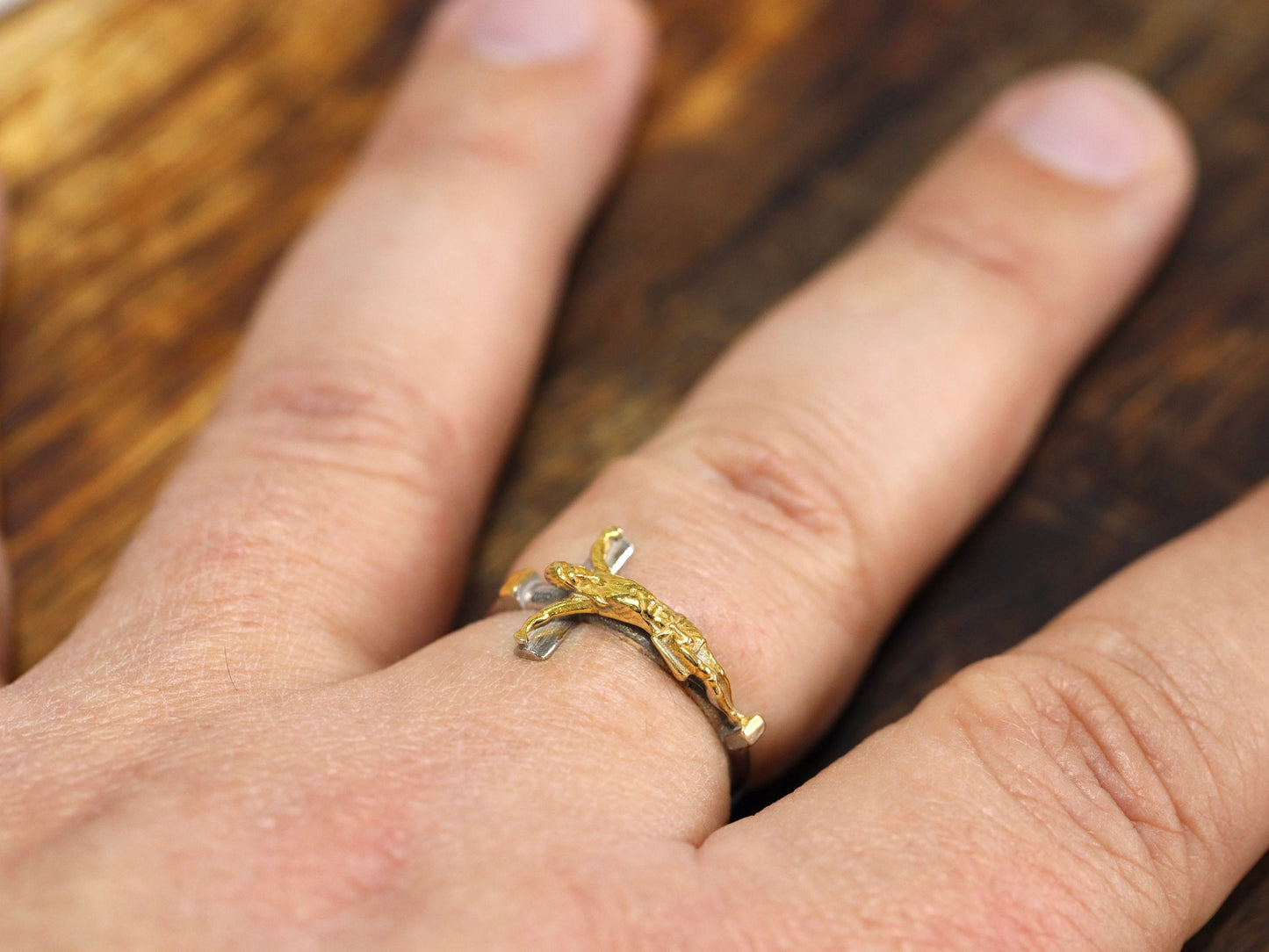 Anillo Jesús INRI de Plata 925 | Chapado en oro y rodio que no se deslustra | Regalo católico para hombres o mujeres.