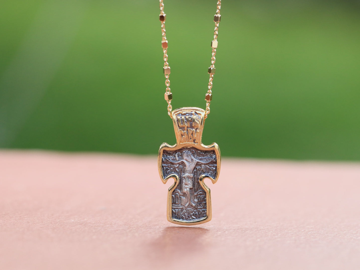 Cruz bizantina de plata de ley con San Miguel y Jesucristo - Borde plateado en dos tonos y oro, delicada cruz icono para mujer