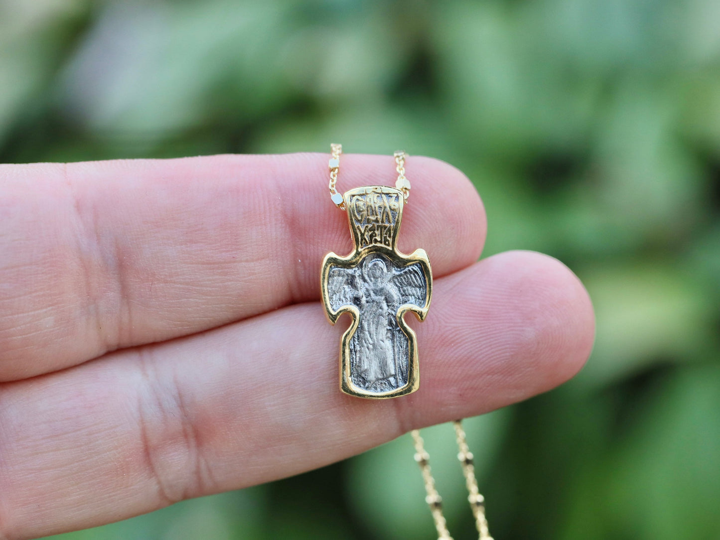 Cruz bizantina de plata de ley con San Miguel y Jesucristo - Borde plateado en dos tonos y oro, delicada cruz icono para mujer