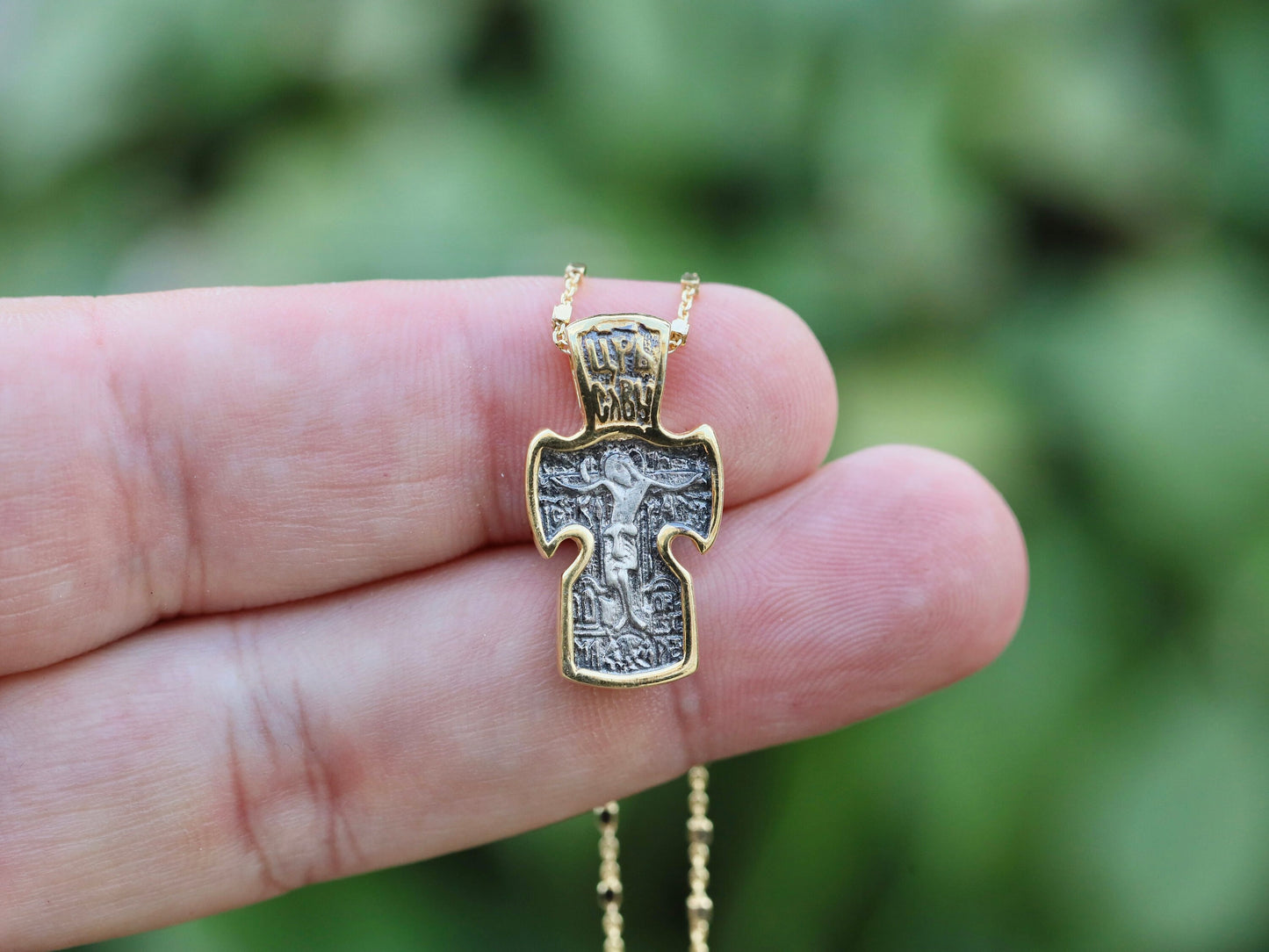 Cruz bizantina de plata de ley con San Miguel y Jesucristo - Borde plateado en dos tonos y oro, delicada cruz icono para mujer