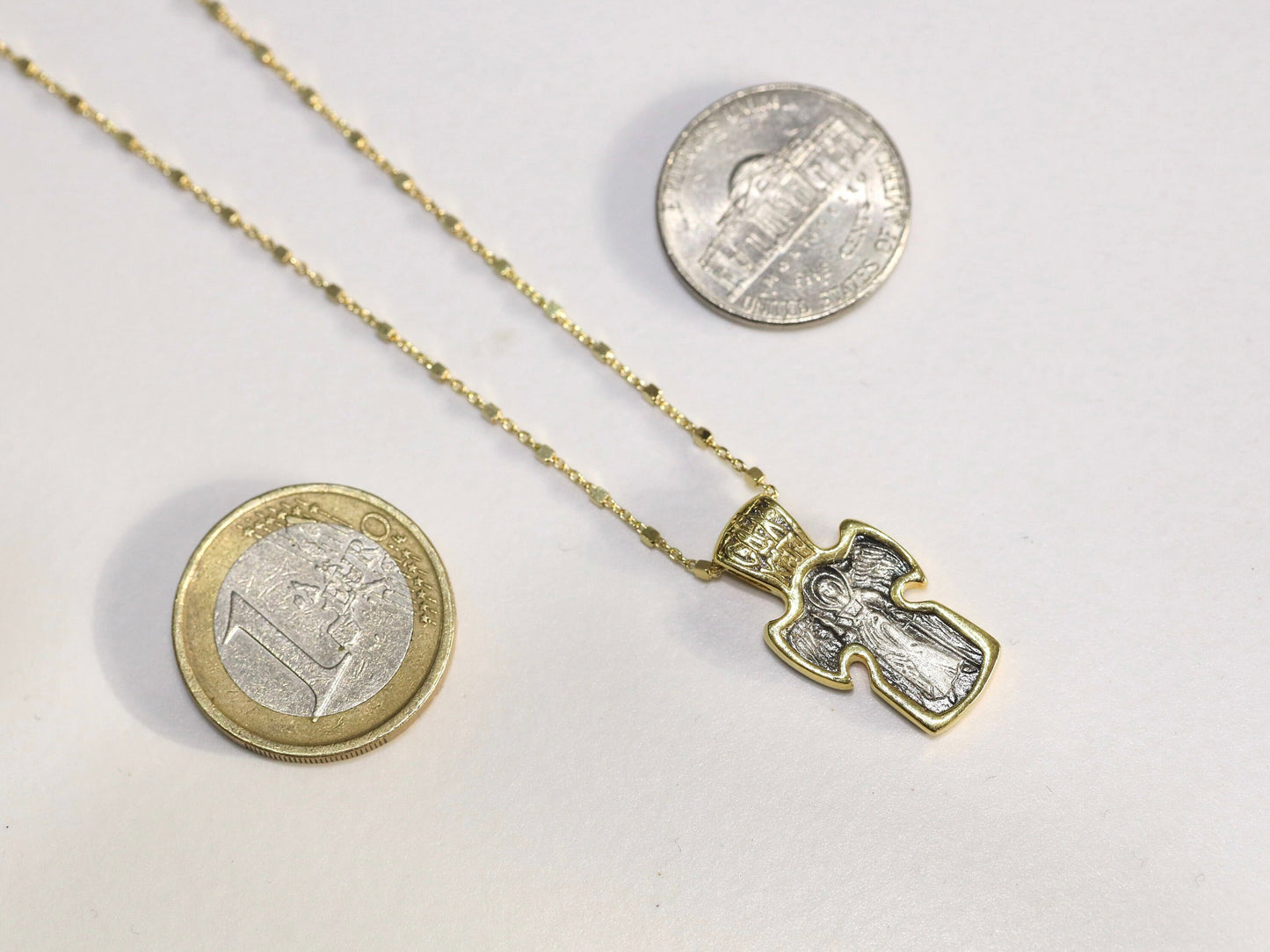 Cruz bizantina de plata de ley con San Miguel y Jesucristo - Borde plateado en dos tonos y oro, delicada cruz icono para mujer