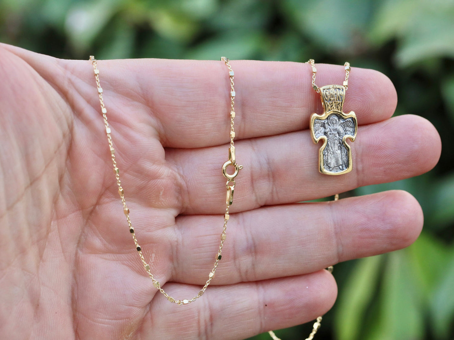 Cruz bizantina de plata de ley con San Miguel y Jesucristo - Borde plateado en dos tonos y oro, delicada cruz icono para mujer